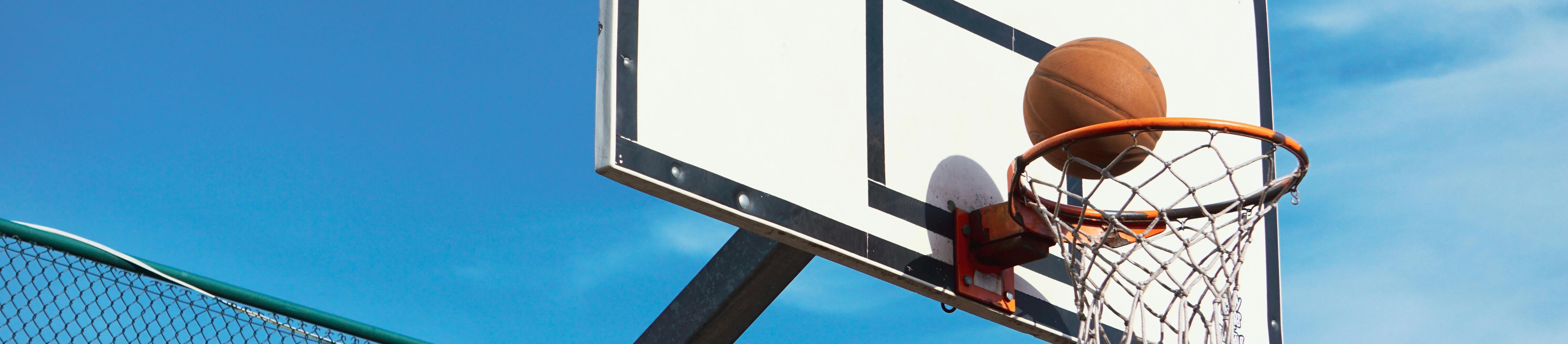 Aro de baloncesto al atardecer